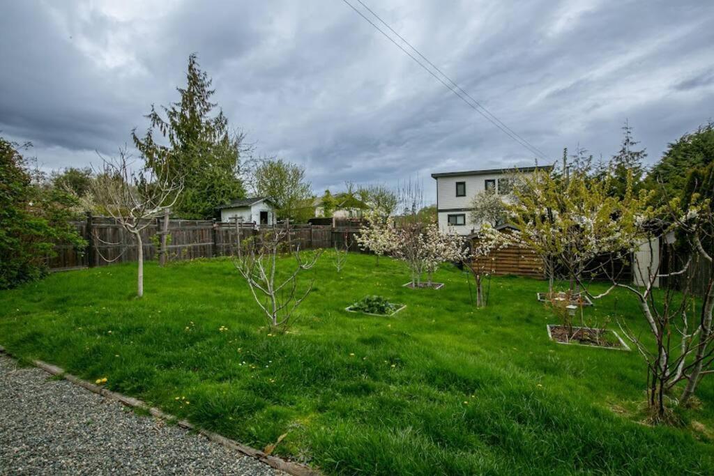 Lovely 2 Bedroom Suite Steps From The Beach Виктория Экстерьер фото