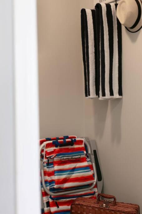 Lovely 2 Bedroom Suite Steps From The Beach Виктория Экстерьер фото