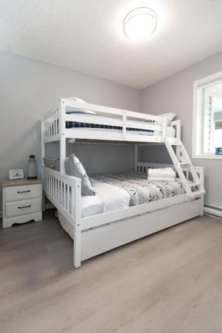 Lovely 2 Bedroom Suite Steps From The Beach Виктория Экстерьер фото