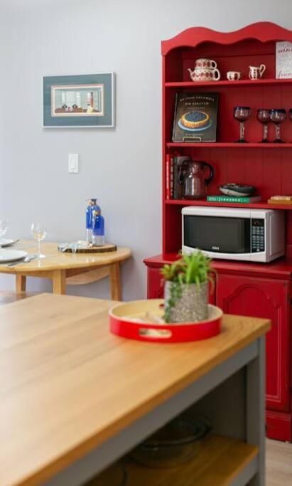 Lovely 2 Bedroom Suite Steps From The Beach Виктория Экстерьер фото