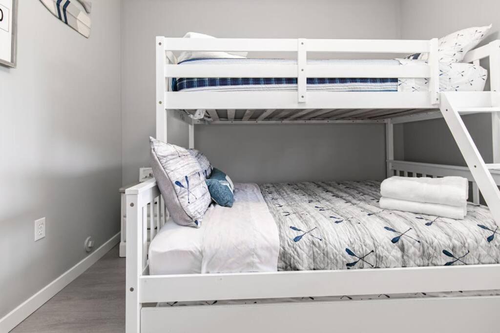 Lovely 2 Bedroom Suite Steps From The Beach Виктория Экстерьер фото