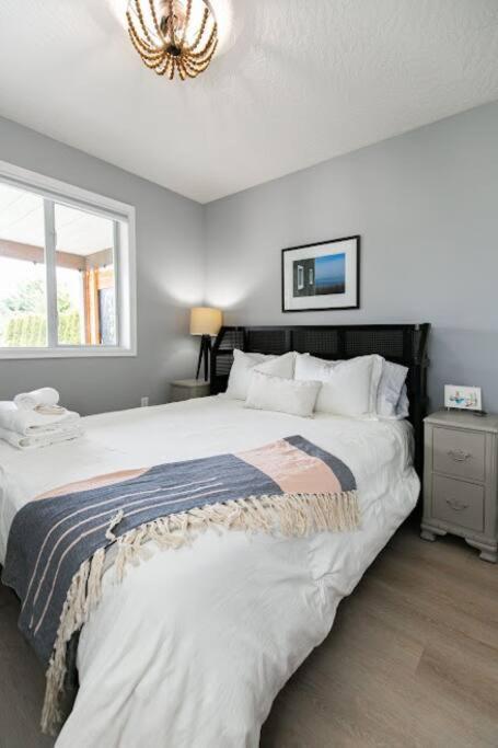 Lovely 2 Bedroom Suite Steps From The Beach Виктория Экстерьер фото