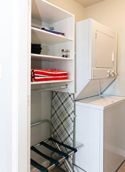 Lovely 2 Bedroom Suite Steps From The Beach Виктория Экстерьер фото