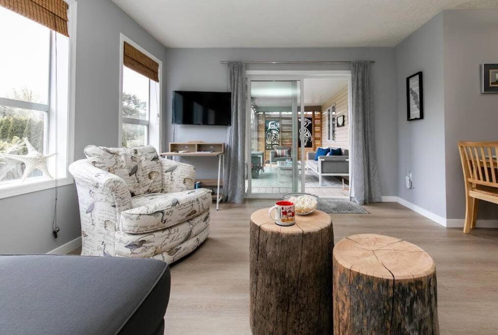 Lovely 2 Bedroom Suite Steps From The Beach Виктория Экстерьер фото